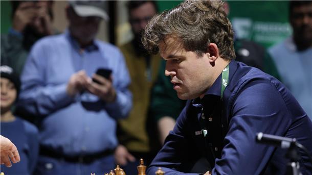 Carlsen und Nepomnjaschtschi teilen Titel bei Blitzschach-WM Titelverteidiger Magnus Carlsen sorgt bei der Blitzschach-WM auch für sportliche Schlagzeilen.