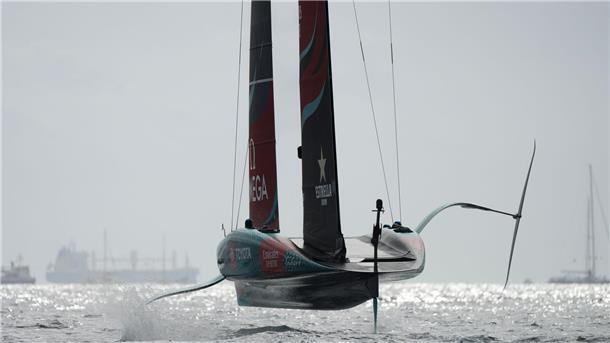 Titelverteidiger Neuseeland startet stark in America’s Cup Titelverteidiger Neuseeland gewinnt die ersten beiden Rennen um den America’s Cup.