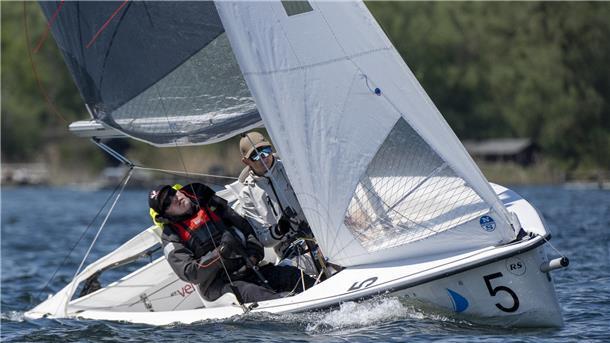 Tjark Schimmel (links) mag es besonders, wenn ihm beim Segeln kräftig Wind um die Nase weht.