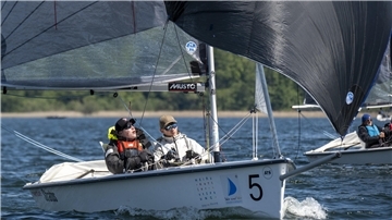 Tjark Schimmel (links) und Fiete Kruck aus Bremerhaven bei der inklusiven Regatta auf dem Chiemsee.