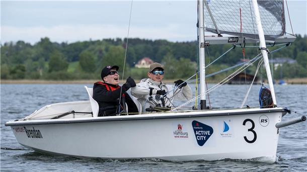 Tjark Schimmel (links) und Fiete Kruck vom Wassersportverein Wulsdorf sind deutsche Meister im Segeln in einer besonderen Disziplin geworden.