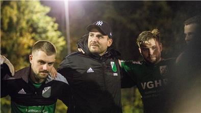 Tjark Seidenberg (Mitte) weiß in seiner ersten Saison als Cheftrainer des FC Hagen/Uthlede zu überzeugen.