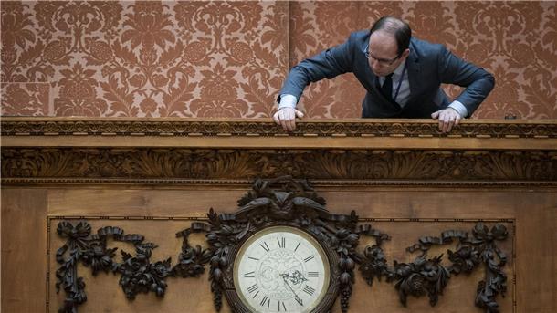 Tjeerd Bakker, leitender Uhrenkonservator im Buckingham Palast, überprüft die Zeit auf einer historischen Wanduhr aus dem 19. Jahrhundert. An diesem Wochenende geht es zurück in die Sommerzeit.
