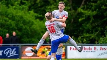 Zwei jubelnde Fußballer vom FC Geestland