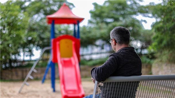 Von Genen bis Gefühl: Was macht einen Vater aus? Tobias sitzt allein an einem Spielplatz. Der Vater eines Kindes zieht wegen einer Vaterschaftsanfechtung vor das Bundesverfassungsgericht.