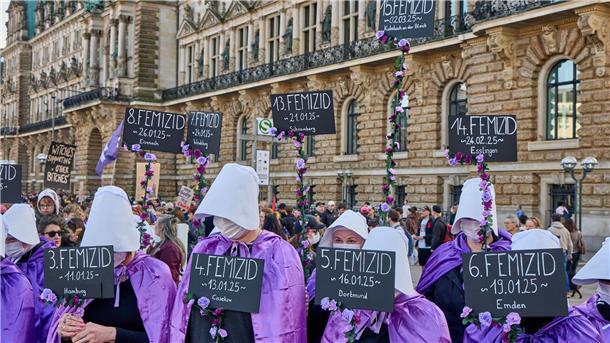 Gewalttätige Ex-Partner: Mehrheit für Fußfessel Tödliche Gewalt gegen Frauen durch Partner und Ex-Partner sollte nach Auffassung von Feministinnen nicht als „Beziehungstag“ bezeichnet werden, sondern als Femizid. (Archivbild)