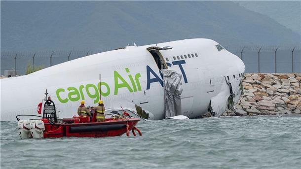 Bilder des Tages Tödlicher Unfall: Jumbo-Jet rutscht über Landebahn ins Meer