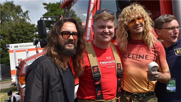Tokio Hotel mischte sich unters Volk, besuchte die Feuerwehr. Sogar Selfie mit Tom und Bill Kaulitz waren möglich.