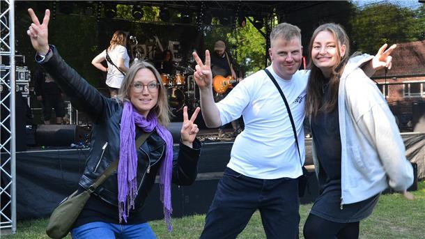 Tolle Stimmung und geballte Spielfreude: Bei Jenny (von links), Benny und Michelle sprang der Funke vom ersten Ton an über. Die Gäste aus Bremen genossen das beeindruckende Line-up von 20 Bands.