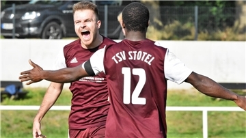 Tom Beckhusen (links) und David Koffi Konan wollen es mit dem TSV Stotel dem Tabellenführer Rot-Weiss Cuxhaven schwer machen, die Meisterschaft in der Bezirksliga zu feiern.
