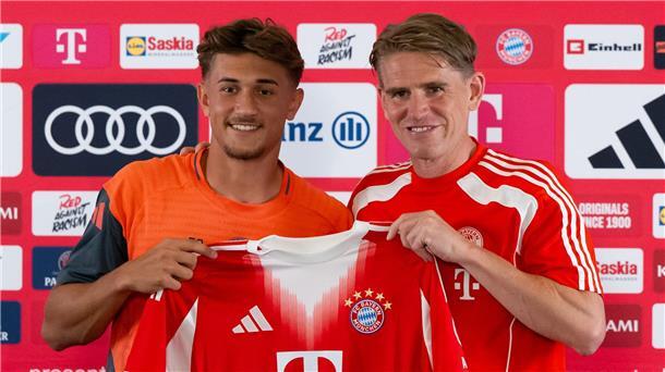 Tom Bischof (l) und Sportdirektor Christoph Freund bei der Vorstellung des Neuzugangs im Bayern-Teamhotel.
