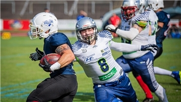 Tom Boje (rechts) lässt den Ballträger aus Salzgitter nicht entwischen. Der Defensivspieler der Seahawks steuerte auch einen Touchdown zum hohen Heimsieg bei, indem er einen Pass der Steelers abfing.