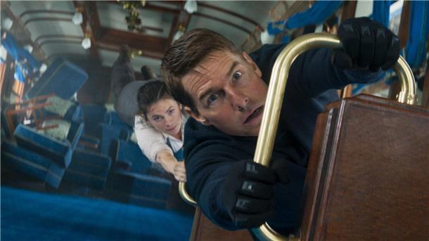 „Mission: Impossible“: Tom Cruise unaufhaltbar Tom Cruise als Ethan Hunt und Hayley Atwell als Grace in einer Szene des Films „Mission: Impossible 7 - Dead Reckoning Teil Eins“.