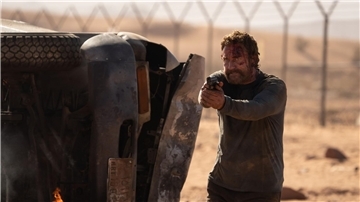 Tom Harris (Gerard Butler) schlägt sich durch.