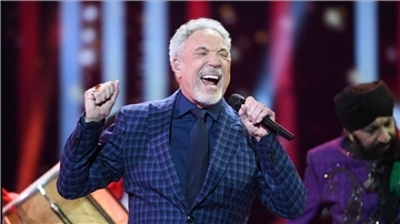 Tom Jones erholt sich nach seiner Hüft-OP.