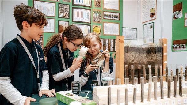 Preise an junge Forscher verliehen: Drei Mädchen räumen ab Tom Koch (9, l-r), Lotta Lindenberg (10) und Annika Katharina Busse (9) von der Grundschule Ofen aus Bad Zwischenahn.