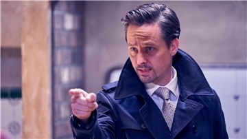 Tom Schilling als Andreas in einer Szene des Films „Der Pfau“.