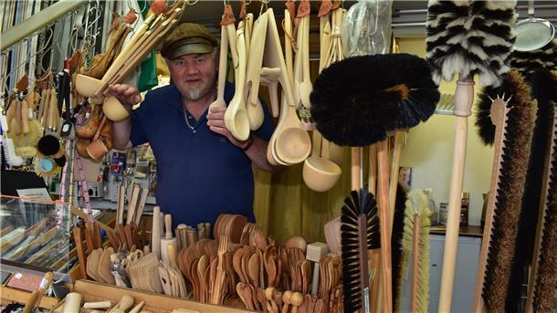 Tom Schwabe aus Ostwestfalen bot in Fedderwardersiel vielfältige Haushaltswaren und Bürsten an.