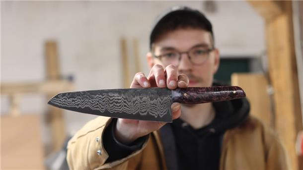 Tom Voß fertigt in seiner Werkstatt in Dipshorn Küchenmesser von Hand.