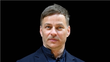 Tom Wlaschiha hat seine Mixtapes früher selbst aus dem Radio aufgenommen: „Die sind wirklich noch aus den 1980ern, 1990ern“.