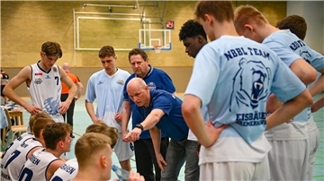 Tomasz Kumaszynski (Mitte) zeigt den NBBL-Spielern der Eisbären Bremerhaven die Richtung. Das U19-Team startet in Braunschweig in die neue Saison.
