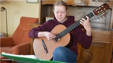 Ein Mädchen mit einer Gitarre. 