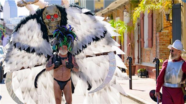 Tausende beim Karneval in New Orleans Tommy Stubblefield trägt sein Poison Mushroom-Kostüm, das er in der Kategorie „Bestes Leder“ bei den Bourbon Street Awards am Mardi Gras Day gewonnen hat.