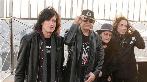Rockband Kiss spielt angeblich letztes Konzert Tommy Thayer (l-r), Gene Simmons, Eric Singer und Paul Stanley von der Band Kiss besuchen kurz vor ihrem Konzert in New York City die Aussichtsplattform des Empire State Building.