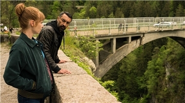 Krimi im Ersten liegt vorne  Toni Brandner (Sarah Bauerett) fällt es schwer, dem BKA-Beamten Cuma Ozan (Mehmet Kurtulus) zu trauen.