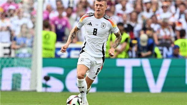 Toni Kroos rührt die Werbetrommel für Alexander Zverev als Fahnenträger.