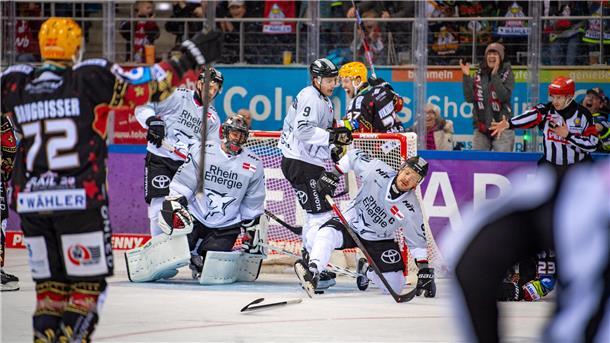 Tor für Fischtown: Bremerhaven jubelt, die Kölner Spieler sacken enttäuscht zusammen.
