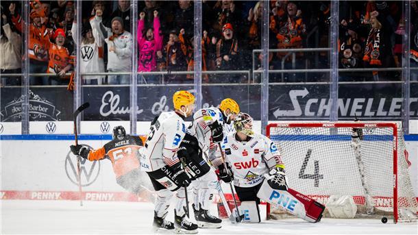 Tor zum 2:1 während des Spiels zwischen den Grizzlys Wolfsburg und den Pinguins Bremerhaven am 12.01.2025 in Wolfsburg, Deutschland. (Foto von Florian Pohl / City-Press GmbH Bildagentur)