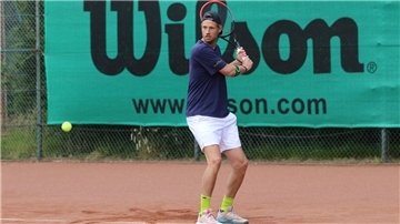 Torben Renken vom SV Nordenham gewinnt Tennisturnier.