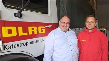 Torge Jander (l.) und Moritz Grimm vom DLRG-Vorstand in Hagen freuen sich auf den Tag der offenen Tür am Sonnabend. 
