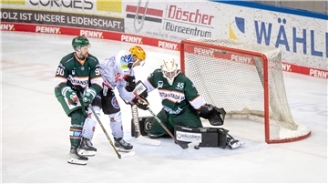 Torhüter Filip Larsson machte eine Chance von Nino Kinder zunichte.