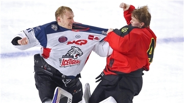 Torhüter im Faustkampf - Tobias Ancicka von den Kölner Haie und Niklas Treutle von den Nürnberg Ice Tigers liefern sich einen blutigen Showdown auf dem Eis - unvergessliche Premiere in der DEL. 