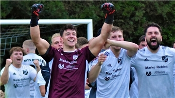 Torhüter Joel Prehn feiert mit seinen Mitspielern vom MTV Bokel den Pokalsieg gegen den FC Hagen/Uthlede.