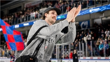 Eishockey-Torhüter Leon Hungerecker jubelt