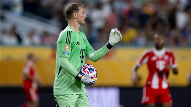 Torhüter wie Manuel Neuer dürfen den Ball acht Sekunden in der Hand halten.