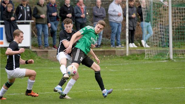 Torjäger Finn-Niklas Klaus (rechts) soll mit dem FC Hagen/Uthlede am Mittwochabend auf den TSV Etelsen treffen.