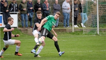 Torjäger Finn-Niklas Klaus (rechts) soll mit dem FC Hagen/Uthlede am Mittwochabend auf den TSV Etelsen treffen.
