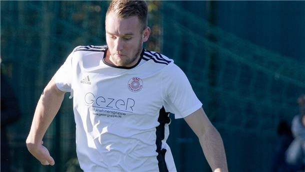 Der Spieler Jan Niklas Kersten steht für den OSC Bremerhaven auf dem Fußballplatz.