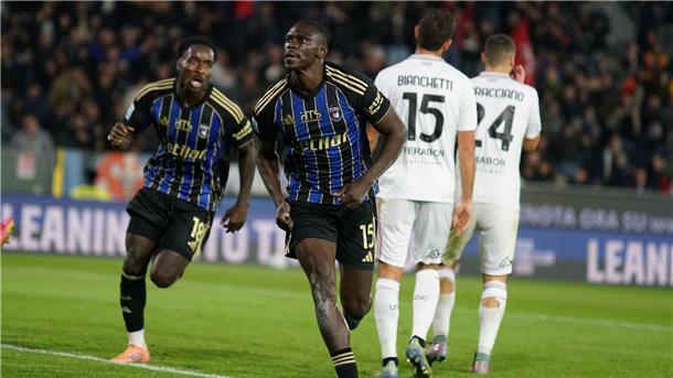 Torschütze Idrissa Touré (M) sorgte für Pisas ersten Sieg in der Serie A seit 34 Jahren.