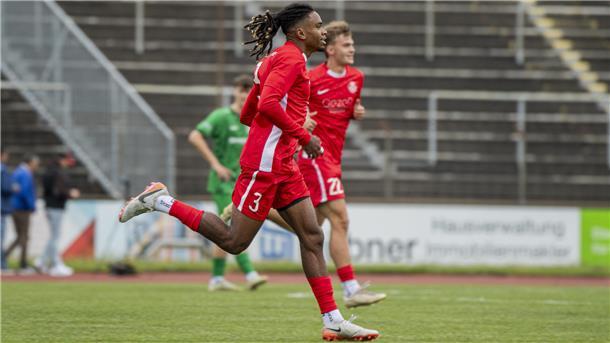 Ein Fußballspieler jubelt nach seinem Tor für den OSC Bremerhaven.