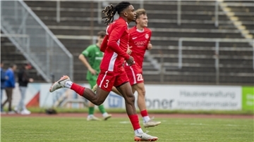 Ein Fußballspieler jubelt nach seinem Tor für den OSC Bremerhaven.