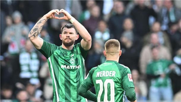 Torschütze und Vorbereiter: Werders Oliver Burke (l) und Romano Schmid feiern die Führung.