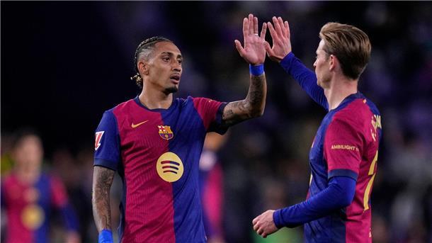 Torwart ter Stegen kassiert kurioses Gegentor bei Comeback Torschütze zum 1:1: Raphinha (l).