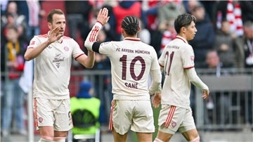 Torschützen unter sich: Harry Kane (l) und Leroy Sané (m). Hiroki Ito (r) war da noch auf dem Platz.