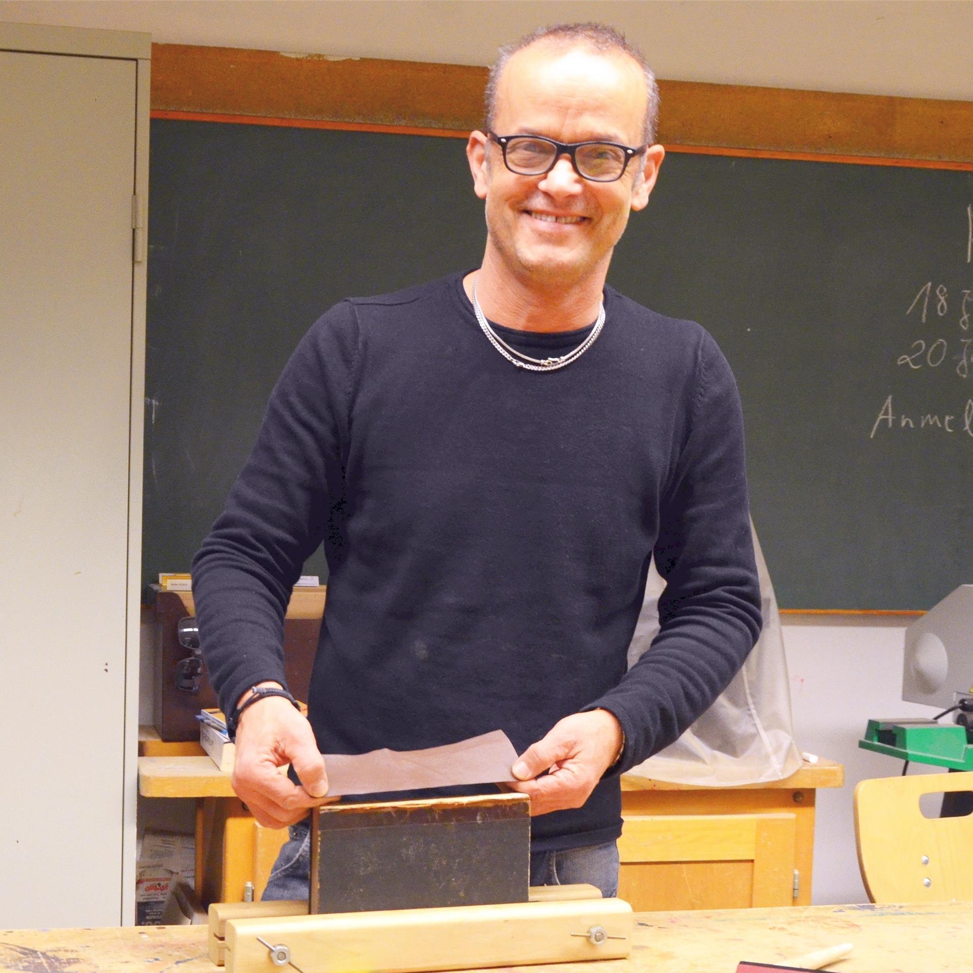 Neuer Look für alte Schmöker Torsten Becker bei der Reparatur eines Buches. Hier passt er einen neuen Buchrücken an.