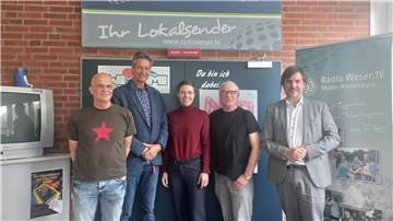 Gruppe Torsten Folge, Tim Lorenz, Eva Spittka, Dr. Klaus-Jürgen Buchholz und Bürgermeister Nils Siemen (von links) tauschten sich über Zukunftsperspektiven des Bürgerrundfunks aus.